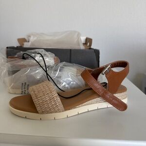 ANA “Liah” Tan Sandals – Size 6.5M